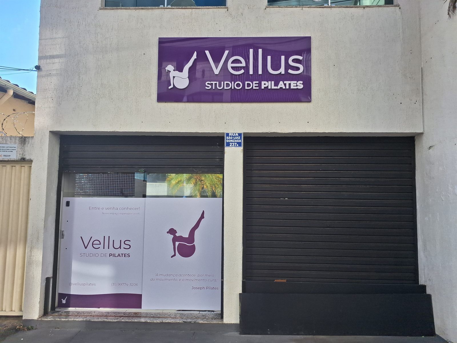 Fachada da unidade Ipiranga com a placa roxa da Vellus Studio de Pilates